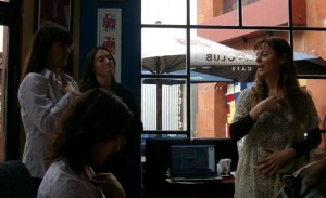 Gabriela Lombardo da clases de inglés en empresas